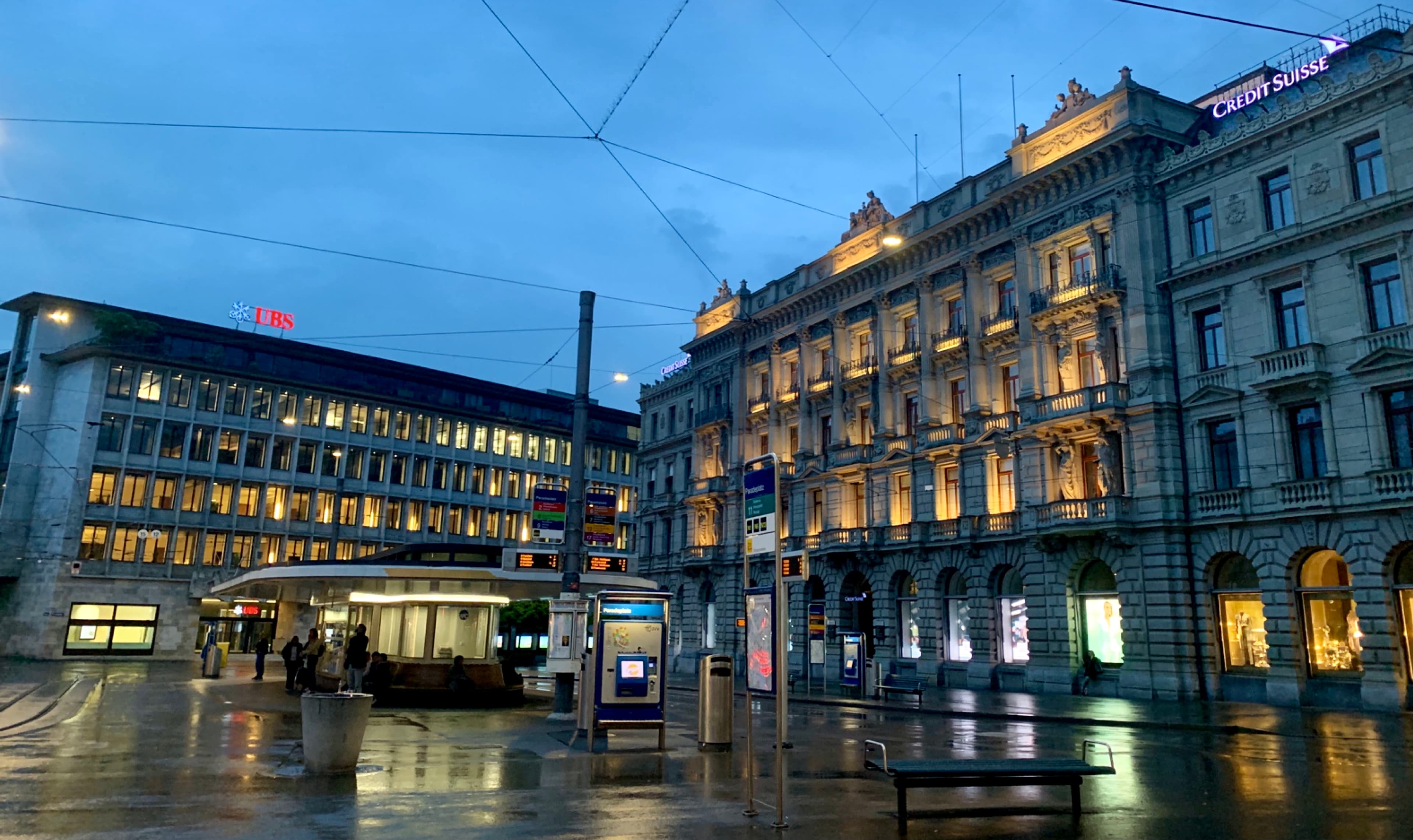 Skyline des Zürcher Finanzviertels mit Paradeplatz und Bankengebäuden, symbolisch für den Umbruch im Schweizer Finanzsektor