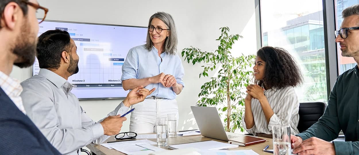 Team von IT-Fachleuten in einer Besprechung